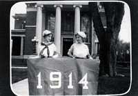 <span itemprop="name">Two women students holding the class of 1914...</span>