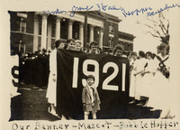 <span itemprop="name">The Class of 1921 with their class banner and...</span>