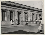 <span itemprop="name">Men and women in front of a building on Calle...</span>