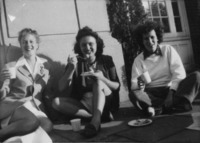 <span itemprop="name">Three female students seated together eating in...</span>