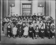 <span itemprop="name">Class of 1916 on the steps in front of Draper Hall...</span>