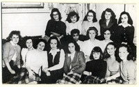 <span itemprop="name">Photograph of Freshmen in Stokes Hall, women sitting around a sofa, includes Peg Howard and Jeanne Bowen</span>